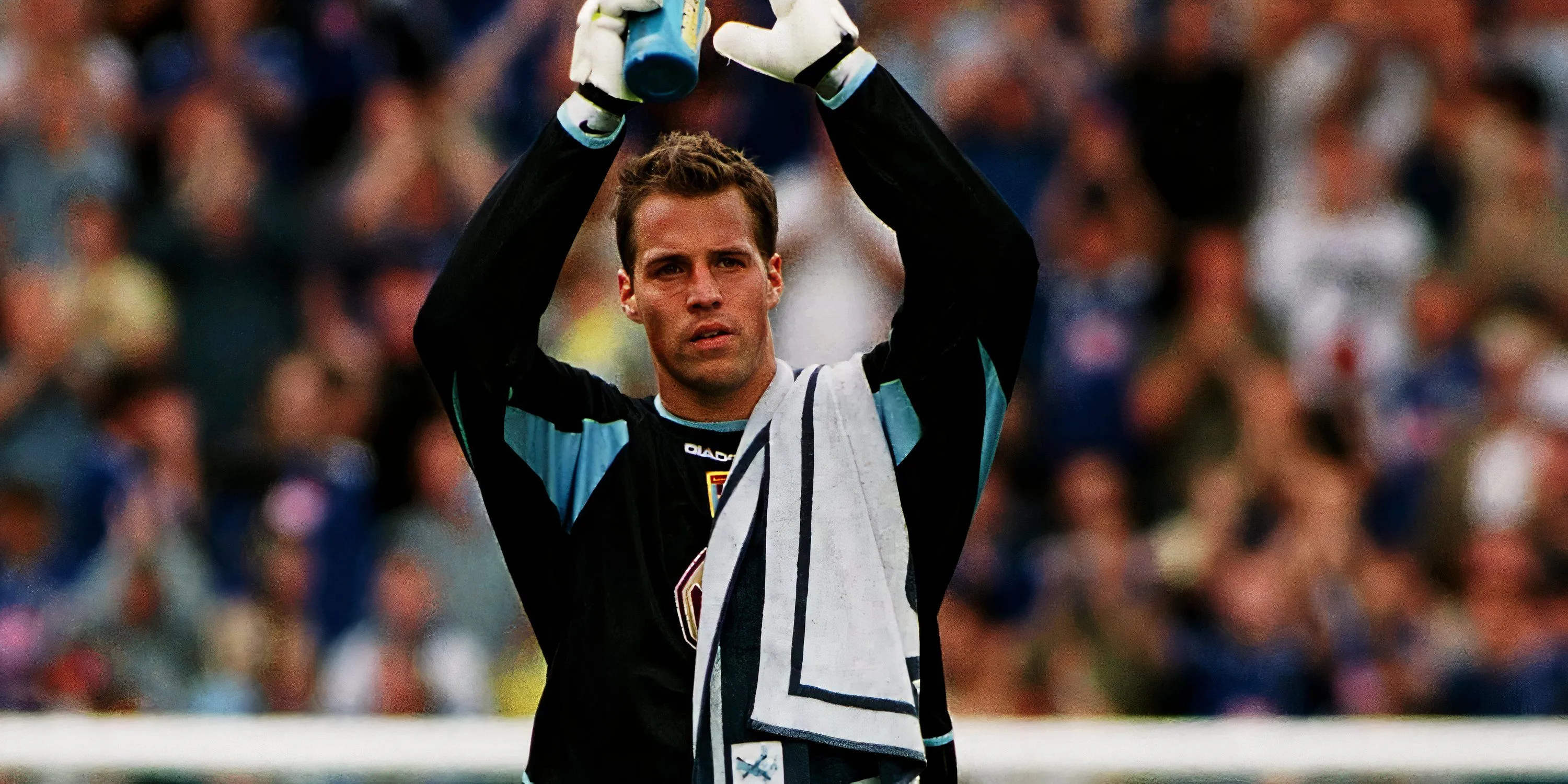 Thủ môn Thomas Sorensen trong màu áo Sunderland, một chốt chặn đáng tin cậy của Premier League.