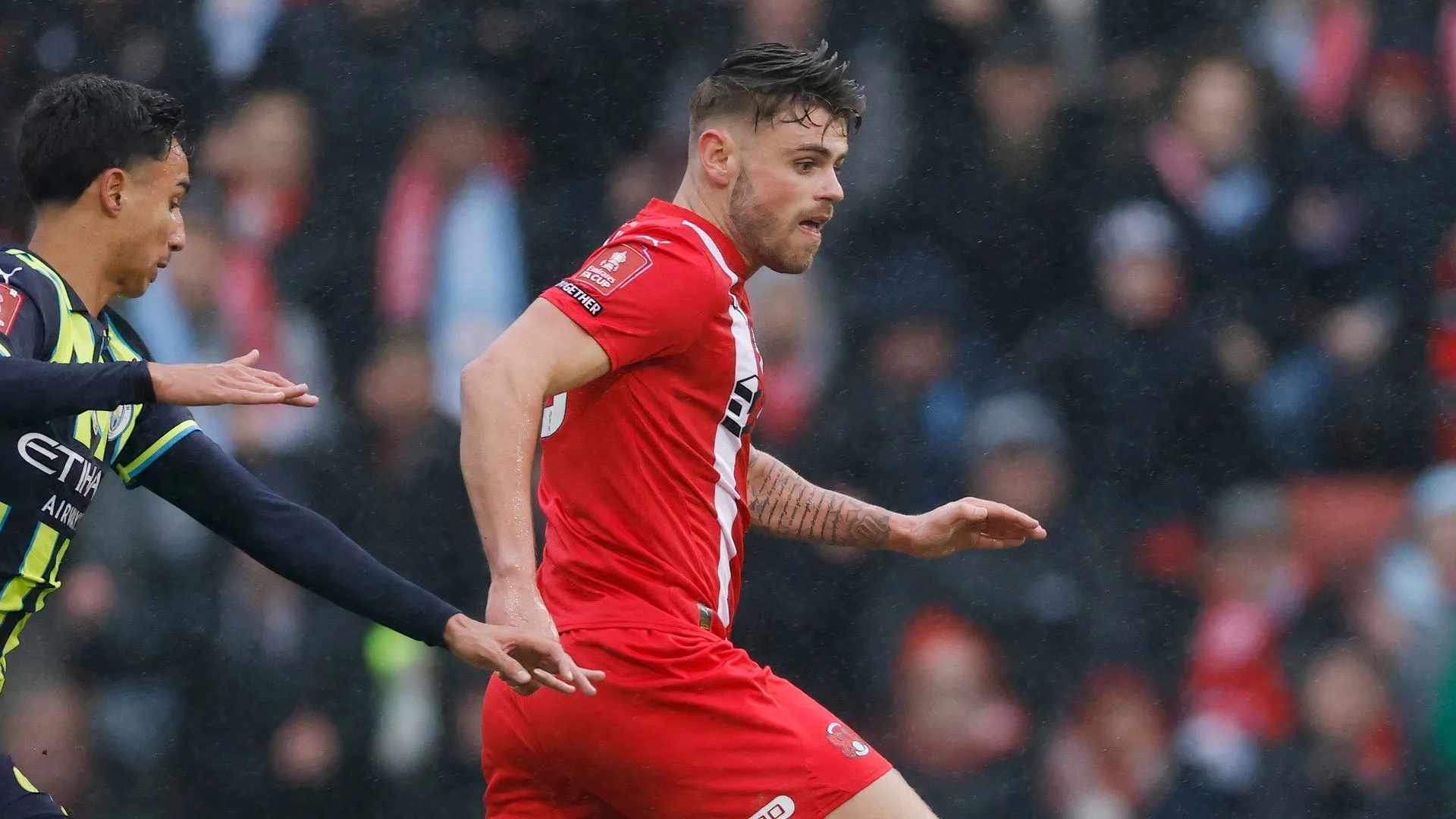 Tiền đạo Charlie Kelman thi đấu nổi bật trong màu áo Leyton Orient