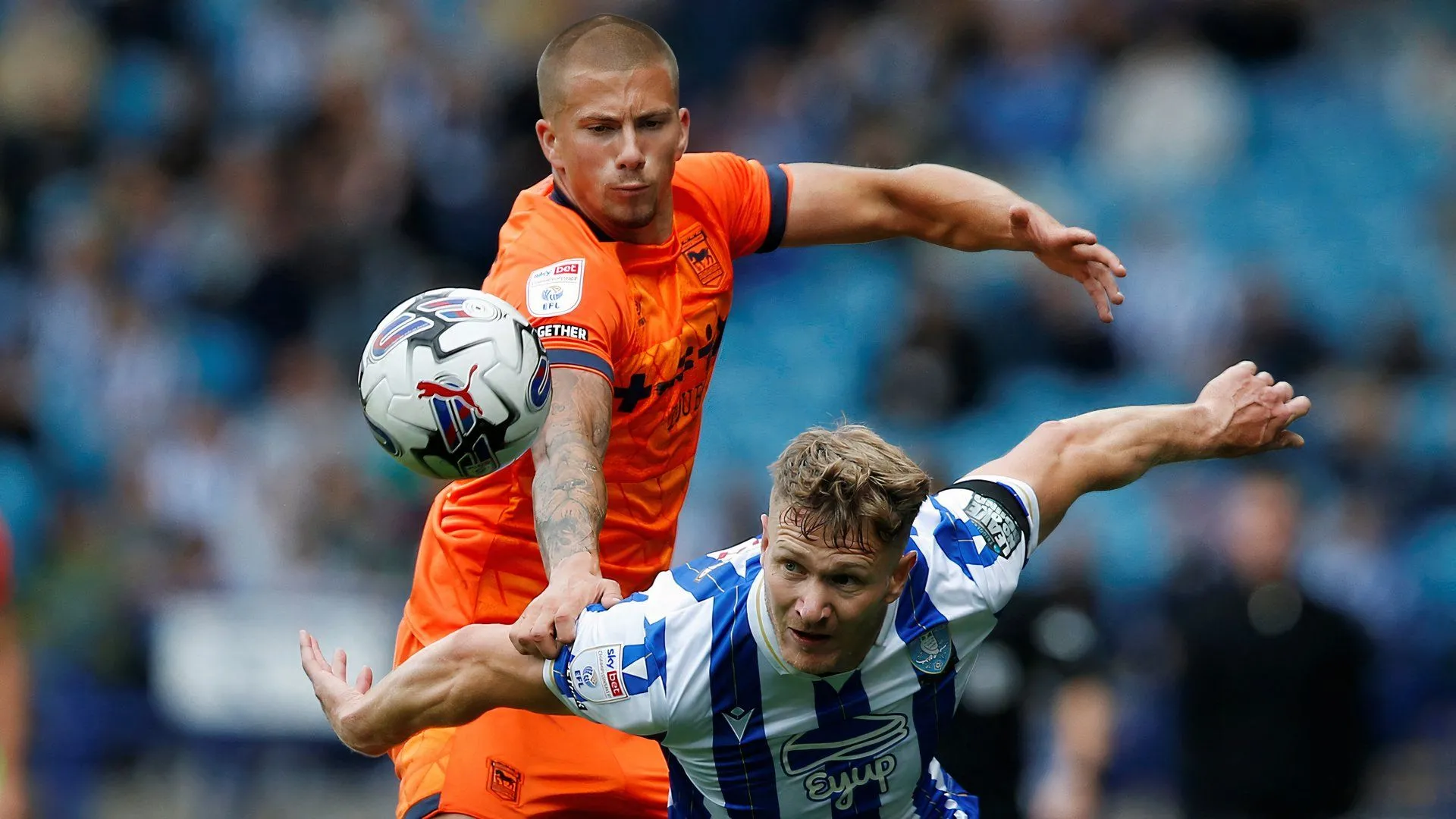 Tiền đạo Michael Smith thi đấu cho Sheffield Wednesday