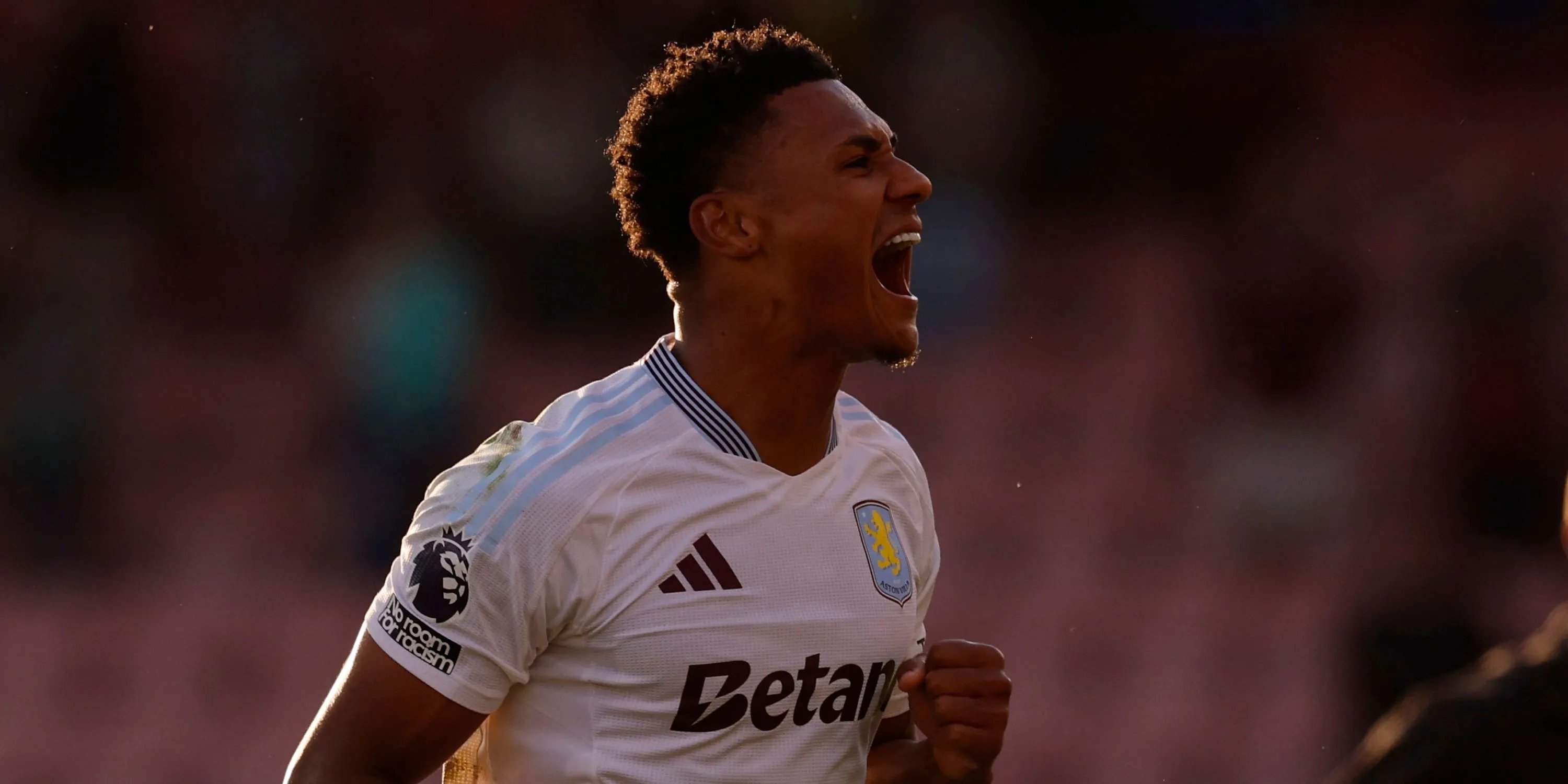 Tiền đạo Ollie Watkins của Aston Villa ăn mừng bàn thắng, cho thấy khả năng dứt điểm sắc bén của mình