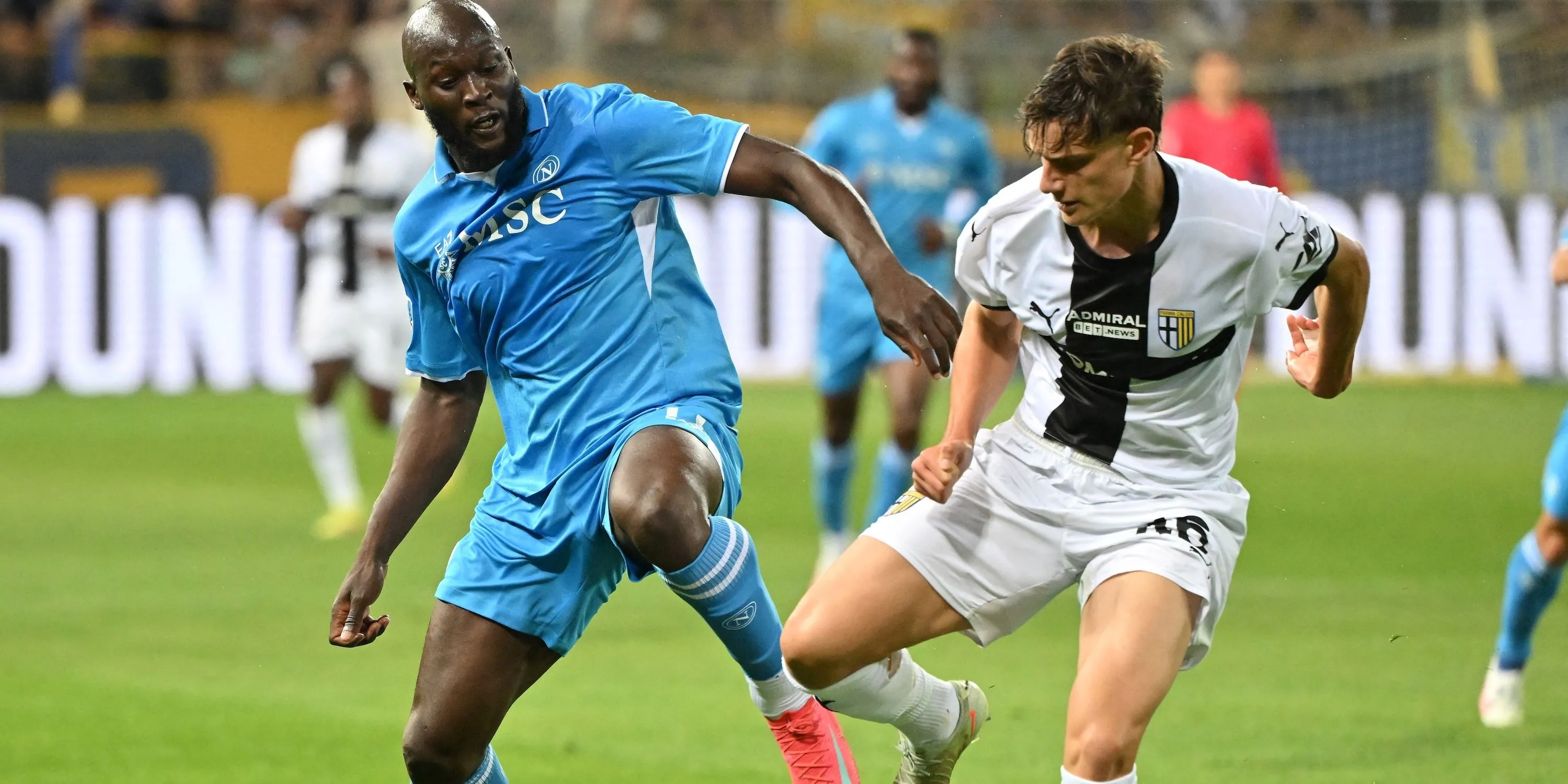 Tiền đạo Romelu Lukaku của Napoli đối đầu với trung vệ trẻ Giovanni Leoni của Parma