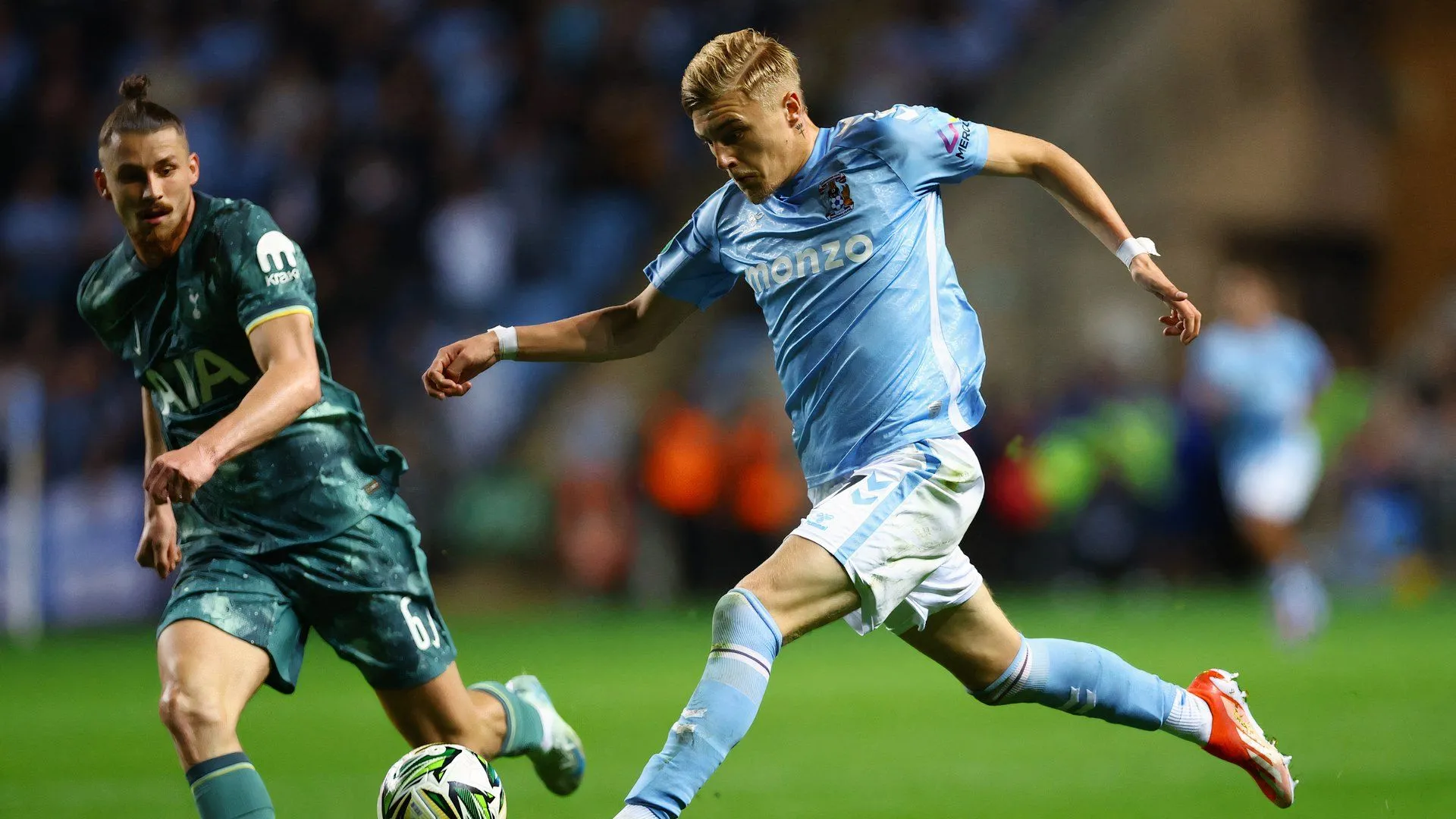 Tiền đạo trẻ Norman Bassette trong màu áo Coventry City, cầu thủ được đề xuất cho mượn để tích lũy kinh nghiệm tại Championship