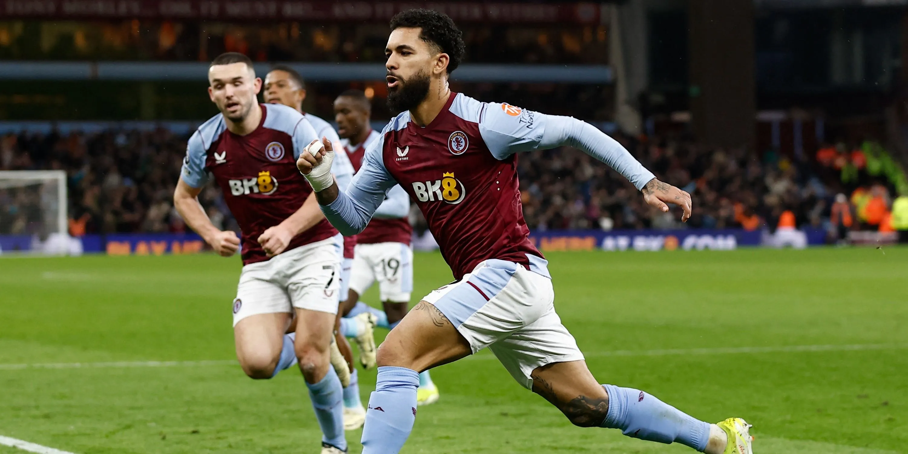 Tiền vệ Douglas Luiz trong màu áo Aston Villa, hình ảnh đại diện cho phong độ đỉnh cao của anh