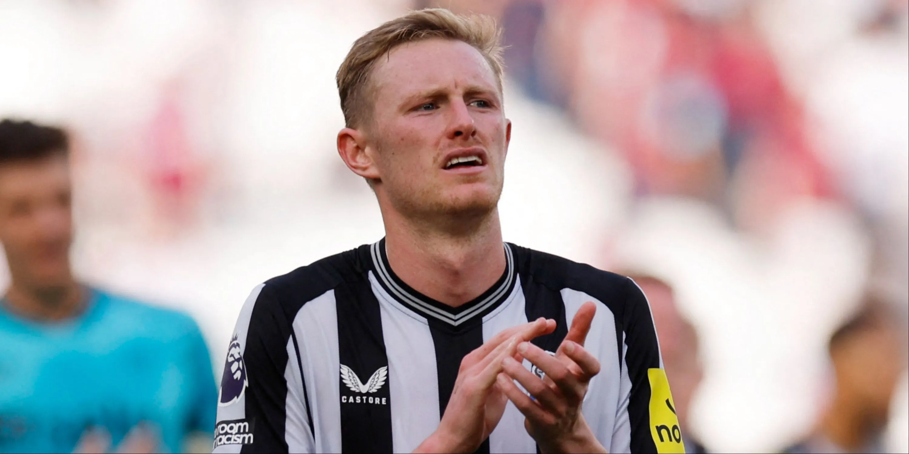 Tiền vệ Sean Longstaff của Newcastle vẫy chào người hâm mộ sau thông tin đạt thỏa thuận chuyển nhượng đến Leeds United