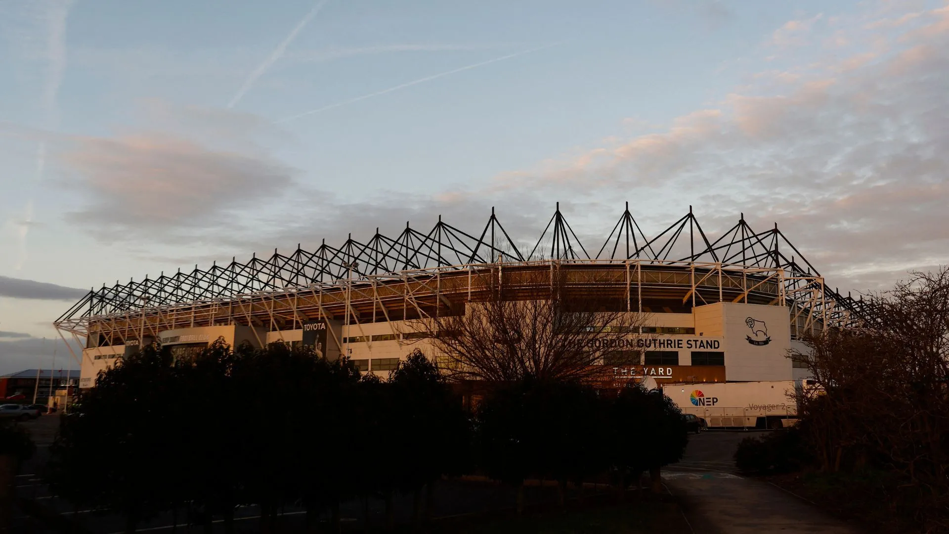 Toàn cảnh bên ngoài sân vận động Pride Park của Derby County, hiện đại và rộng lớn