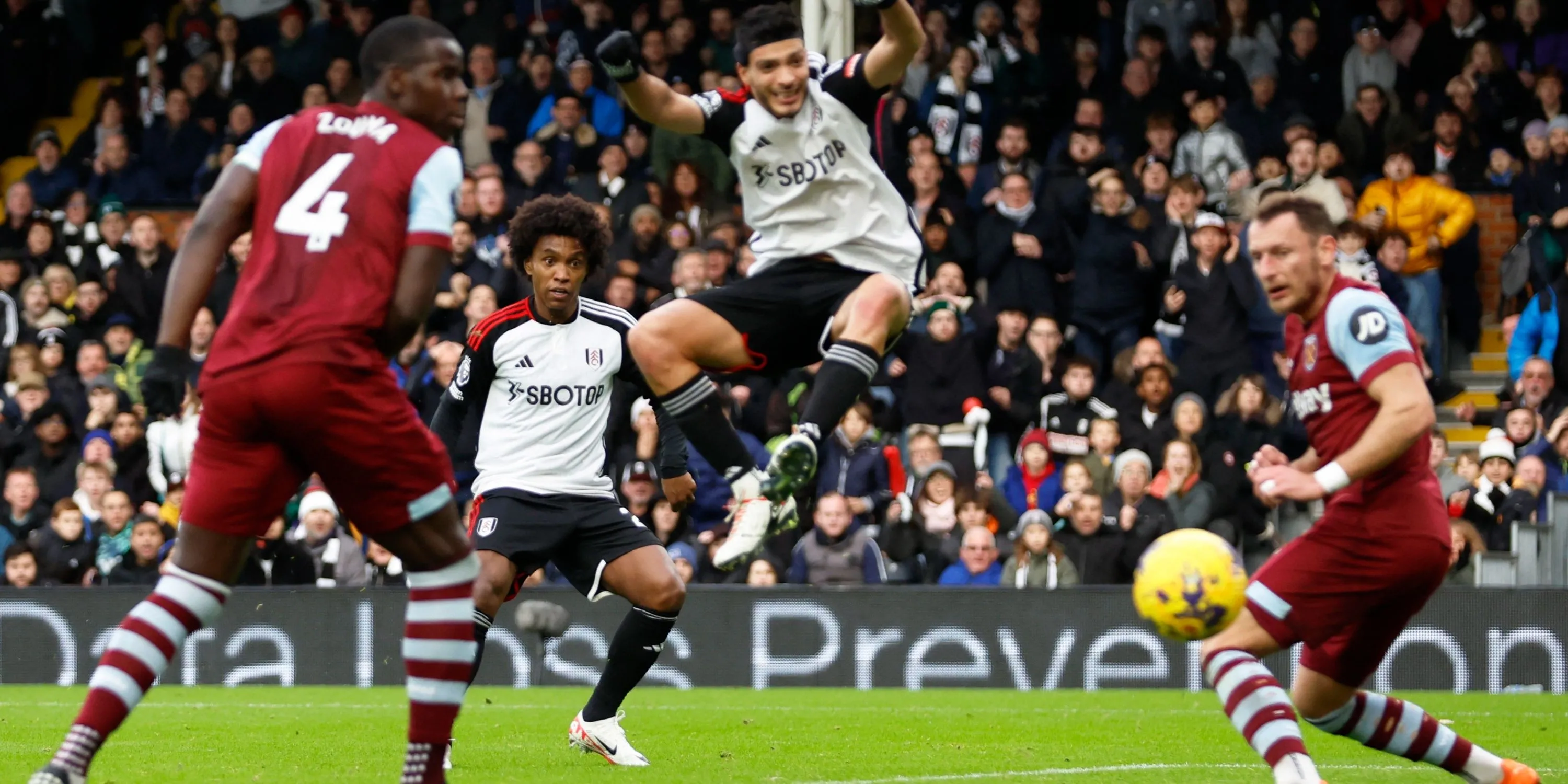 Willian ăn mừng bàn thắng vào lưới West Ham trong chiến thắng 5-0 của Fulham