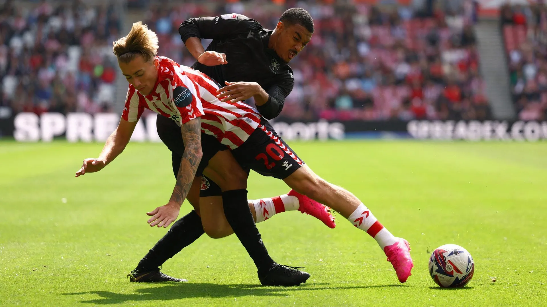 Yan Valery trong màu áo Sheffield Wednesday thu hút sự quan tâm chuyển nhượng