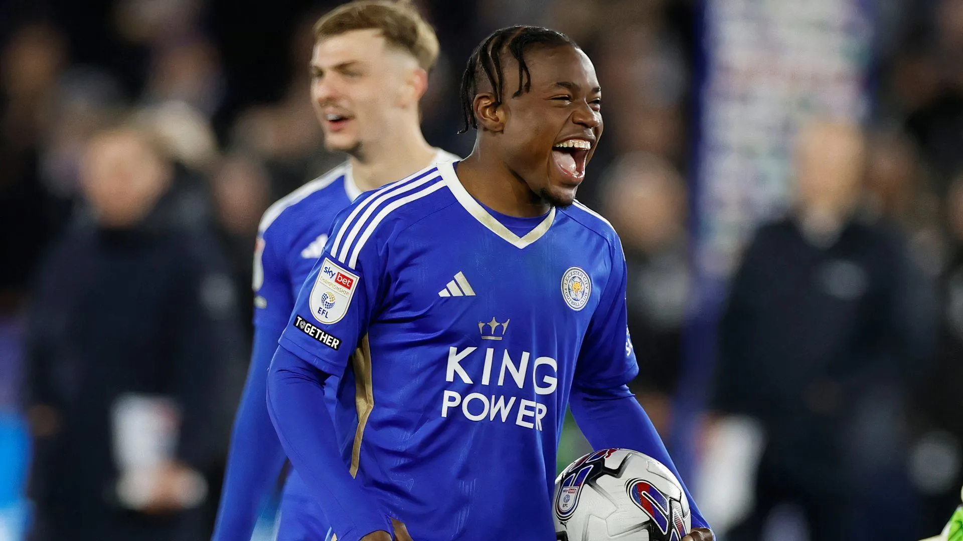 Abdul Fatawu dứt điểm tự tin, trở thành nhân tố chủ chốt cho hành trình thăng hạng của Leicester City