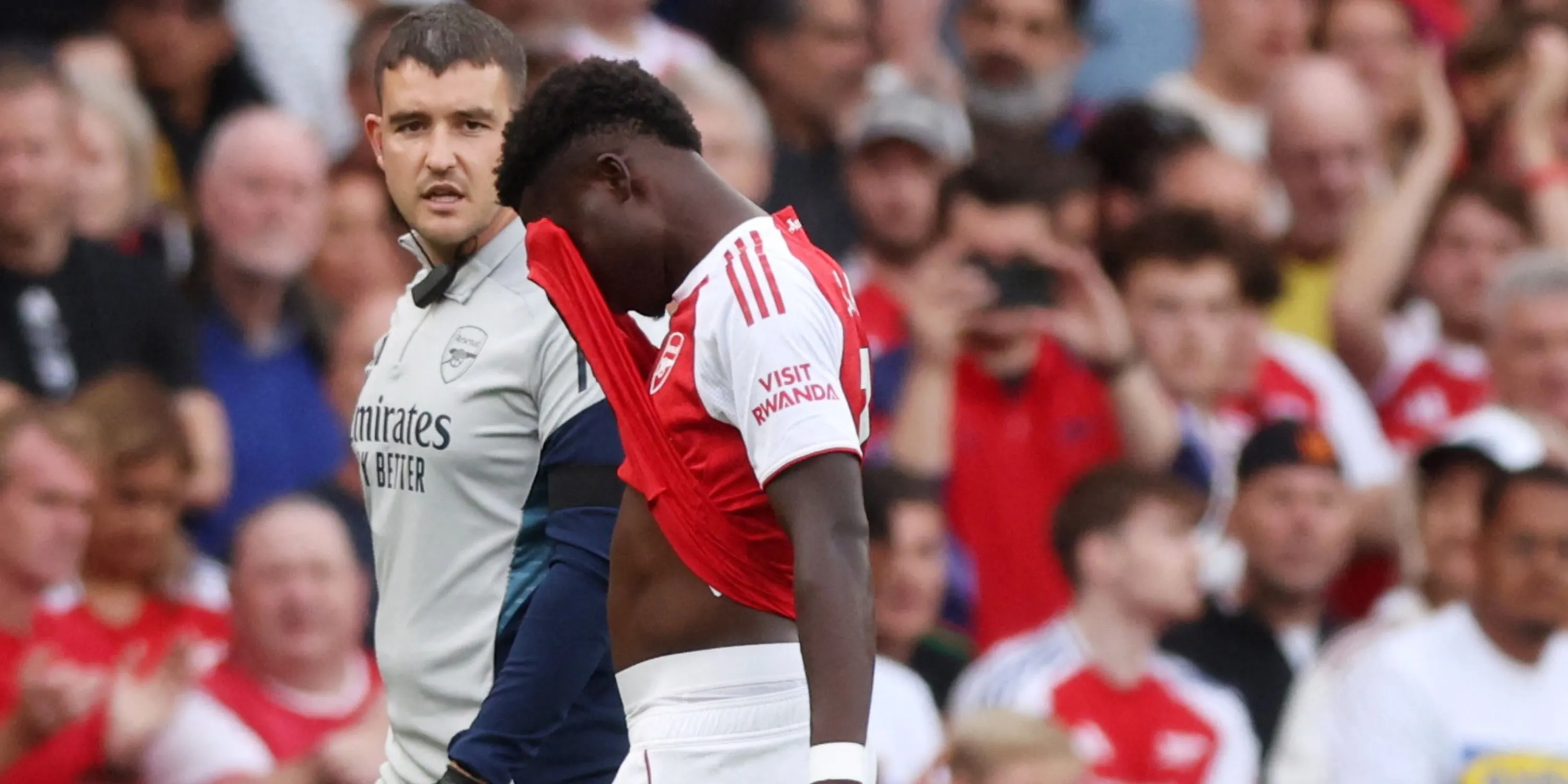 Bukayo Saka với khuôn mặt thất vọng sau khi dính chấn thương gân kheo trong chiến thắng 5-0 trước Leeds