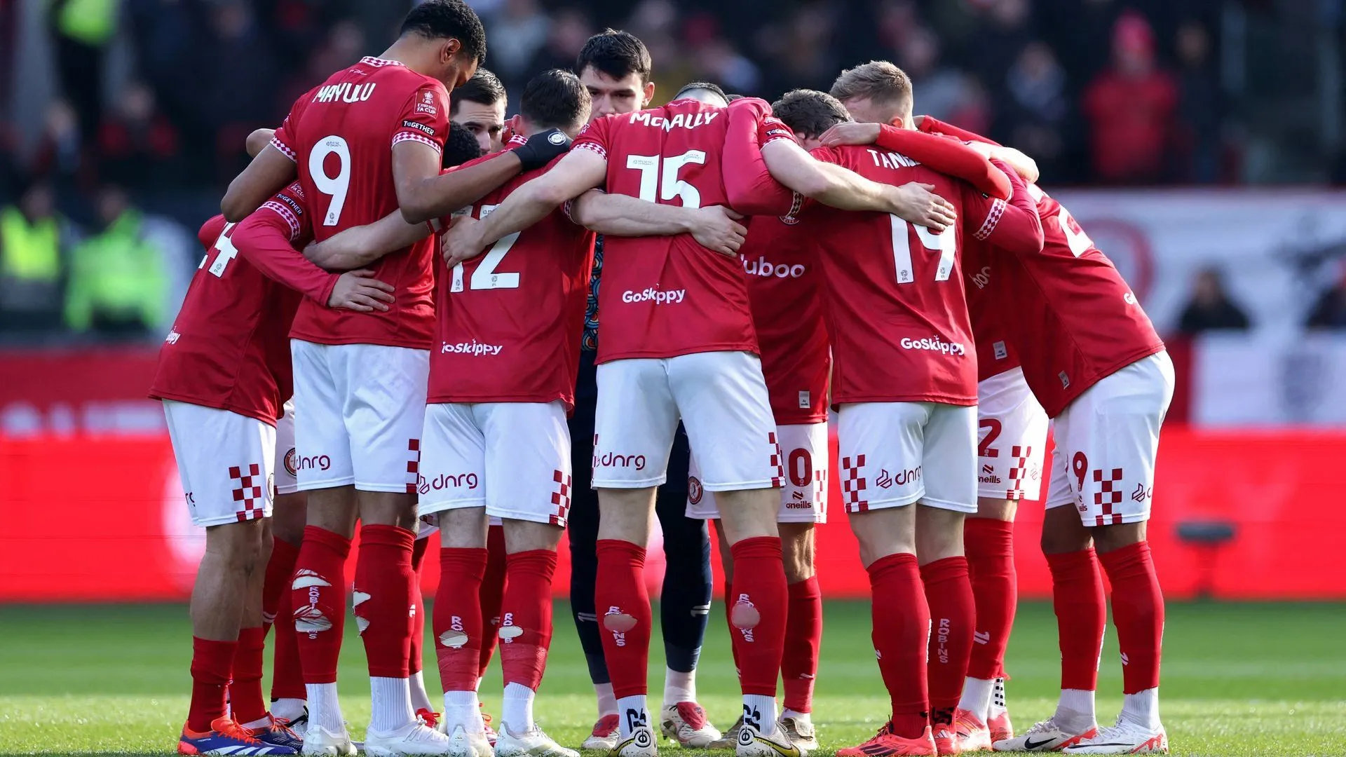 Các cầu thủ Bristol City hội ý trên sân, đội bóng có thể mang lại cơ hội thi đấu cho Patrick Roberts