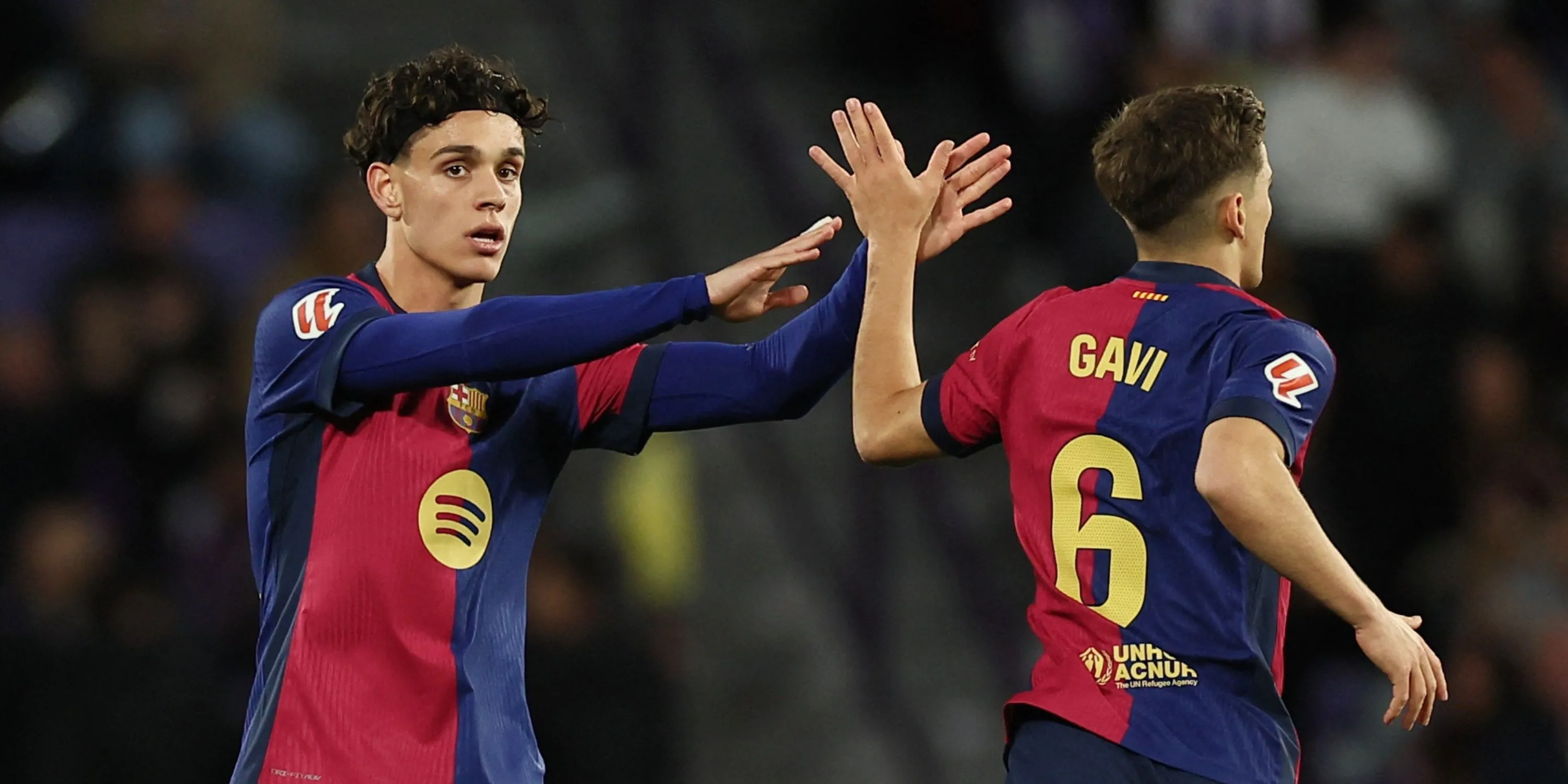 Hector Fort (trái) trong màu áo Barcelona, hậu vệ trẻ tiềm năng đang được West Ham theo đuổi