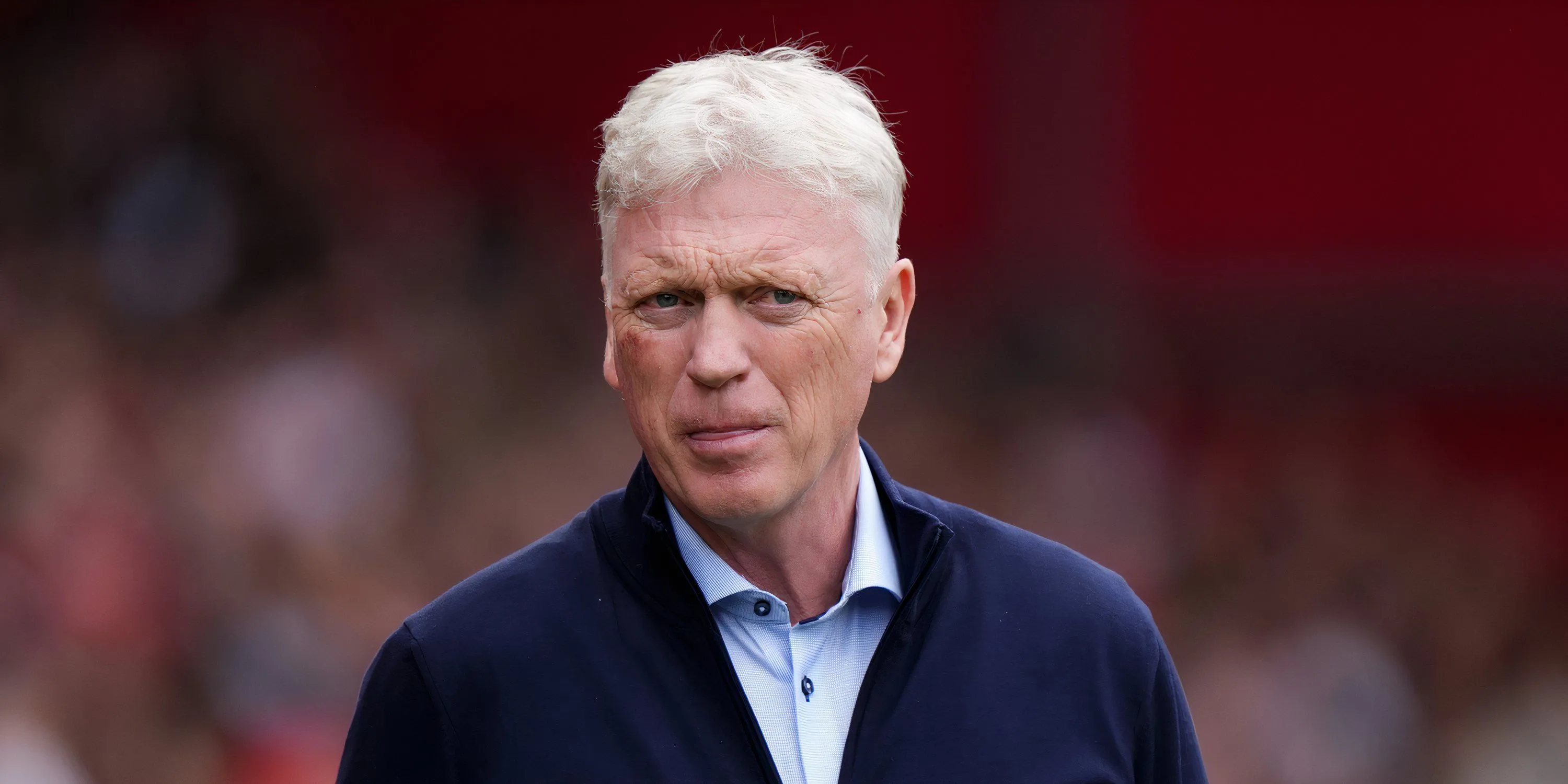 HLV David Moyes của Everton tại sân vận động, theo dõi sát sao diễn biến trận đấu.