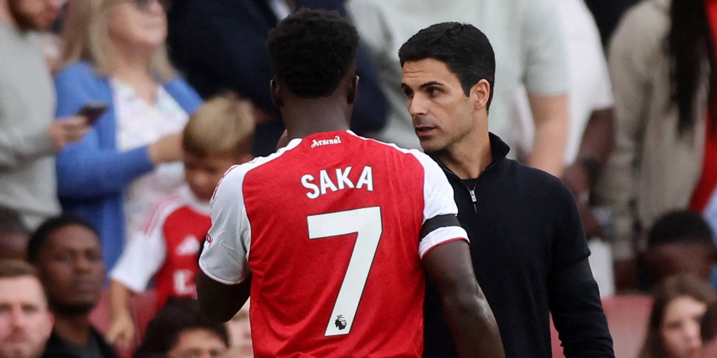 HLV Mikel Arteta động viên Bukayo Saka khi anh dính chấn thương rời sân