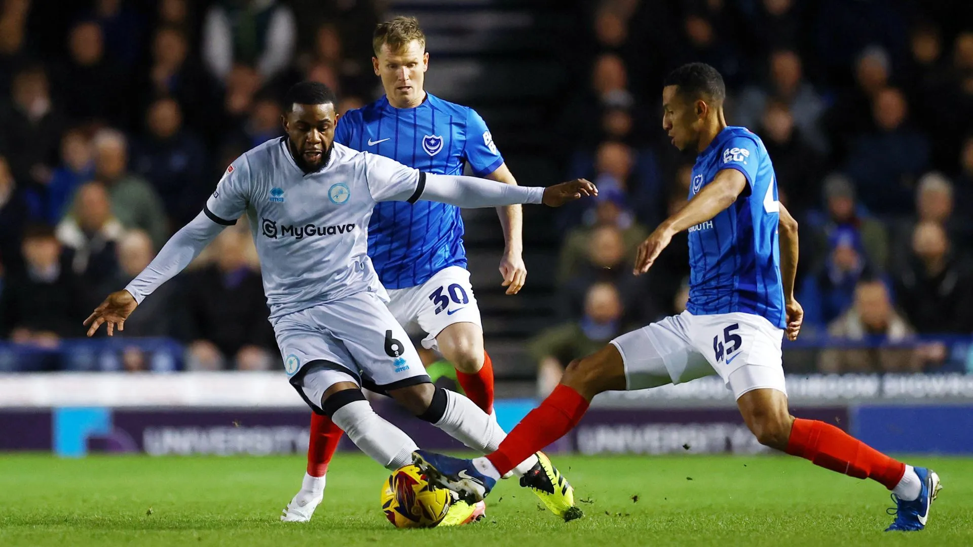 Japhet Tanganga, cựu cầu thủ Tottenham, trong màu áo Millwall, minh chứng cho mối quan hệ tốt giữa hai CLB.