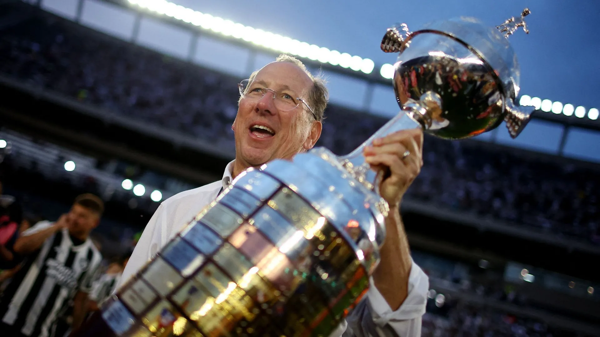 John Textor ăn mừng cùng Cúp Copa Libertadores, biểu tượng thành công của ông với CLB Botafogo.