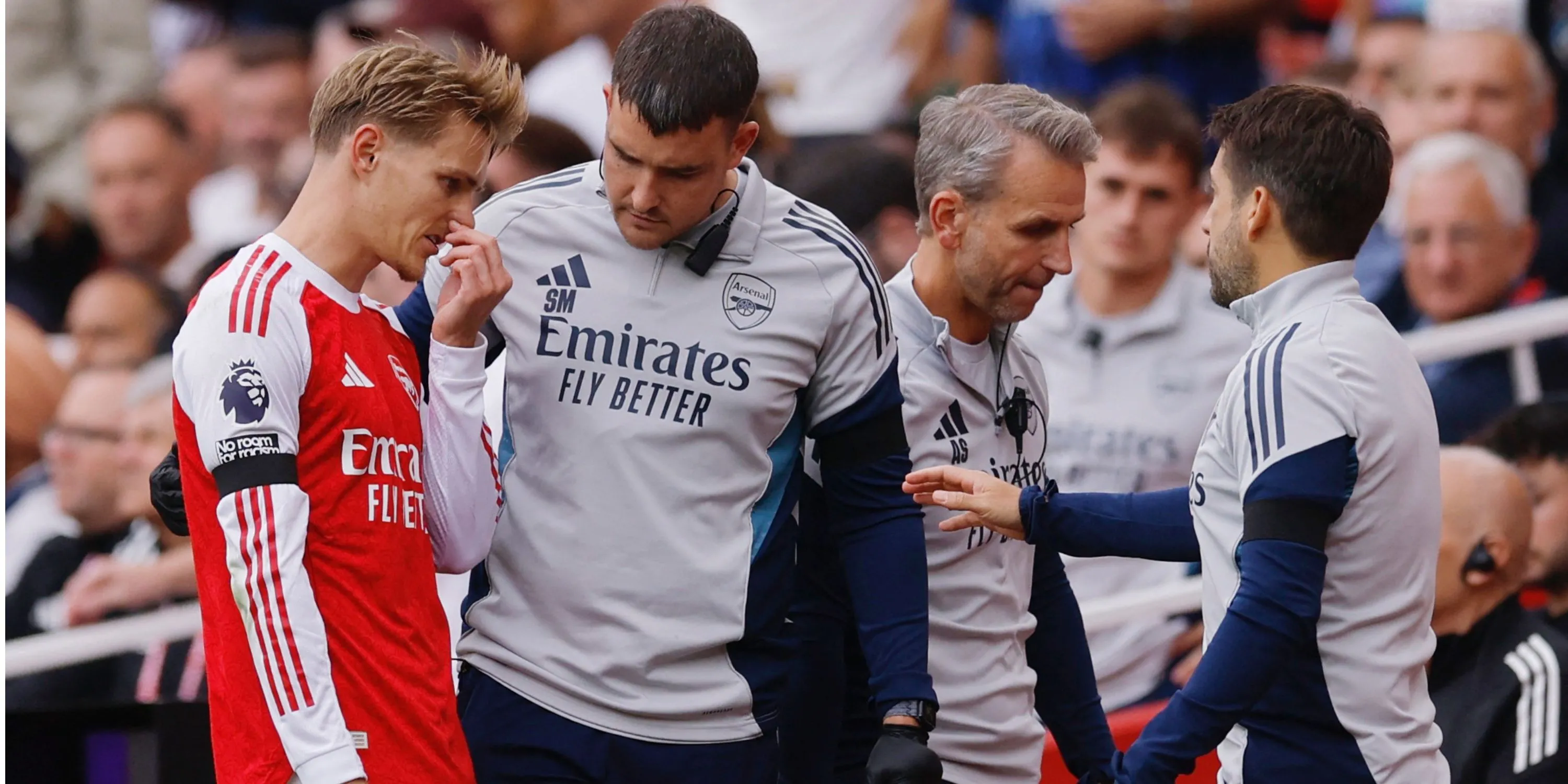Martin Odegaard rời sân với vẻ mặt thất vọng sau chấn thương vai trong trận gặp Leeds
