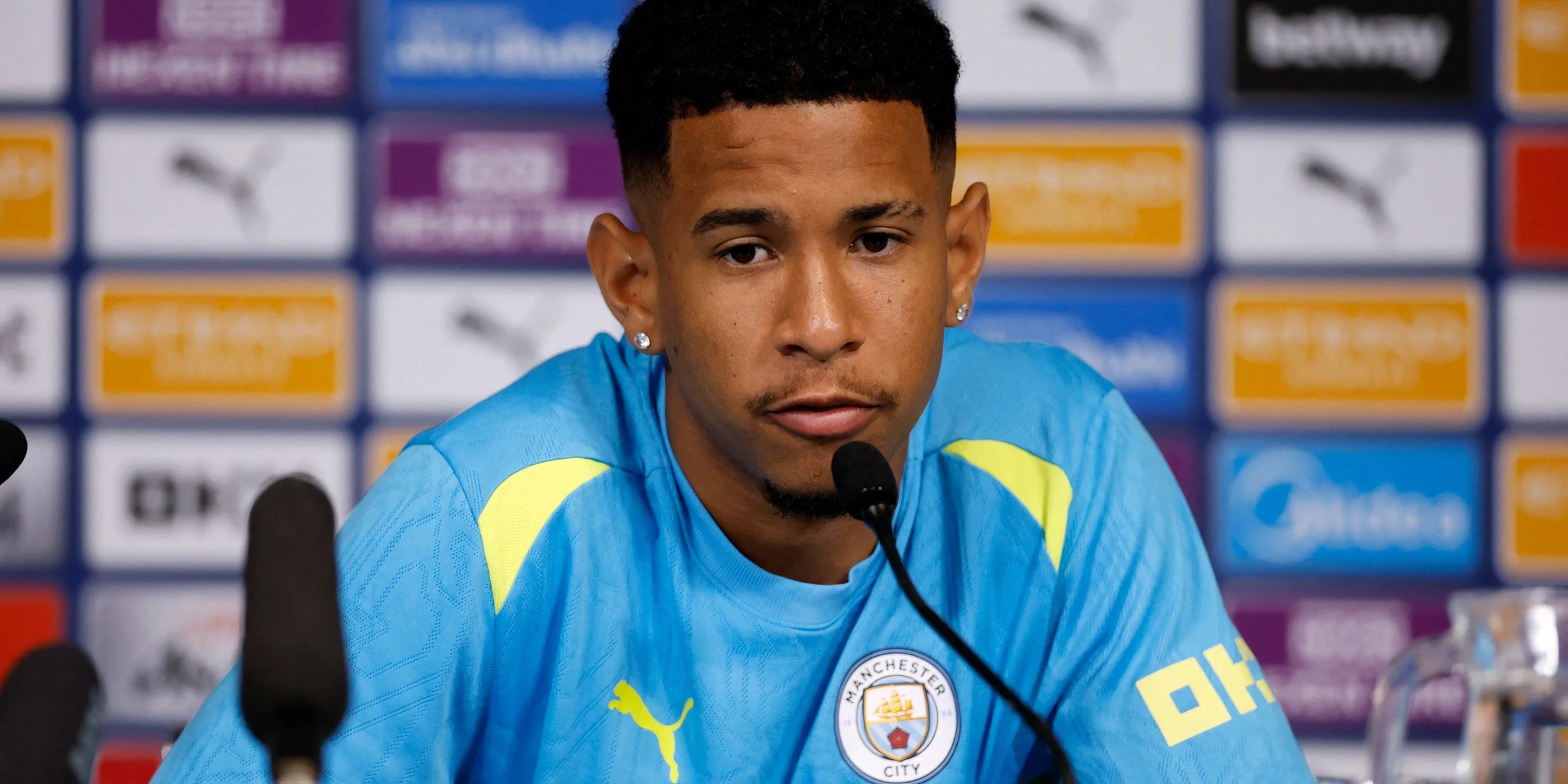 Savinho trong buổi họp báo ra mắt Manchester City