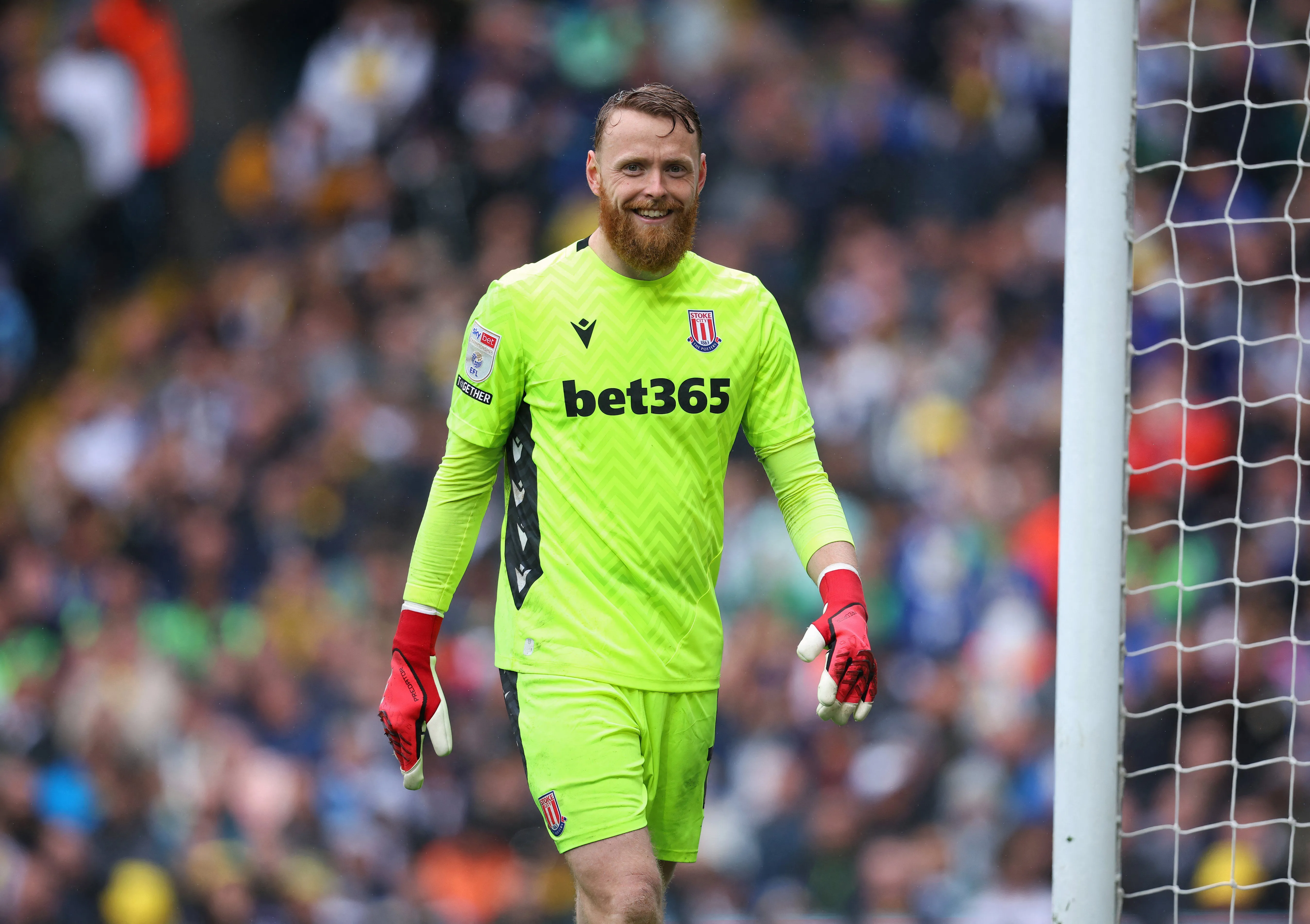 Thủ môn Viktor Johansson trong màu áo Stoke City, người hùng giúp đội trụ hạng Championship.