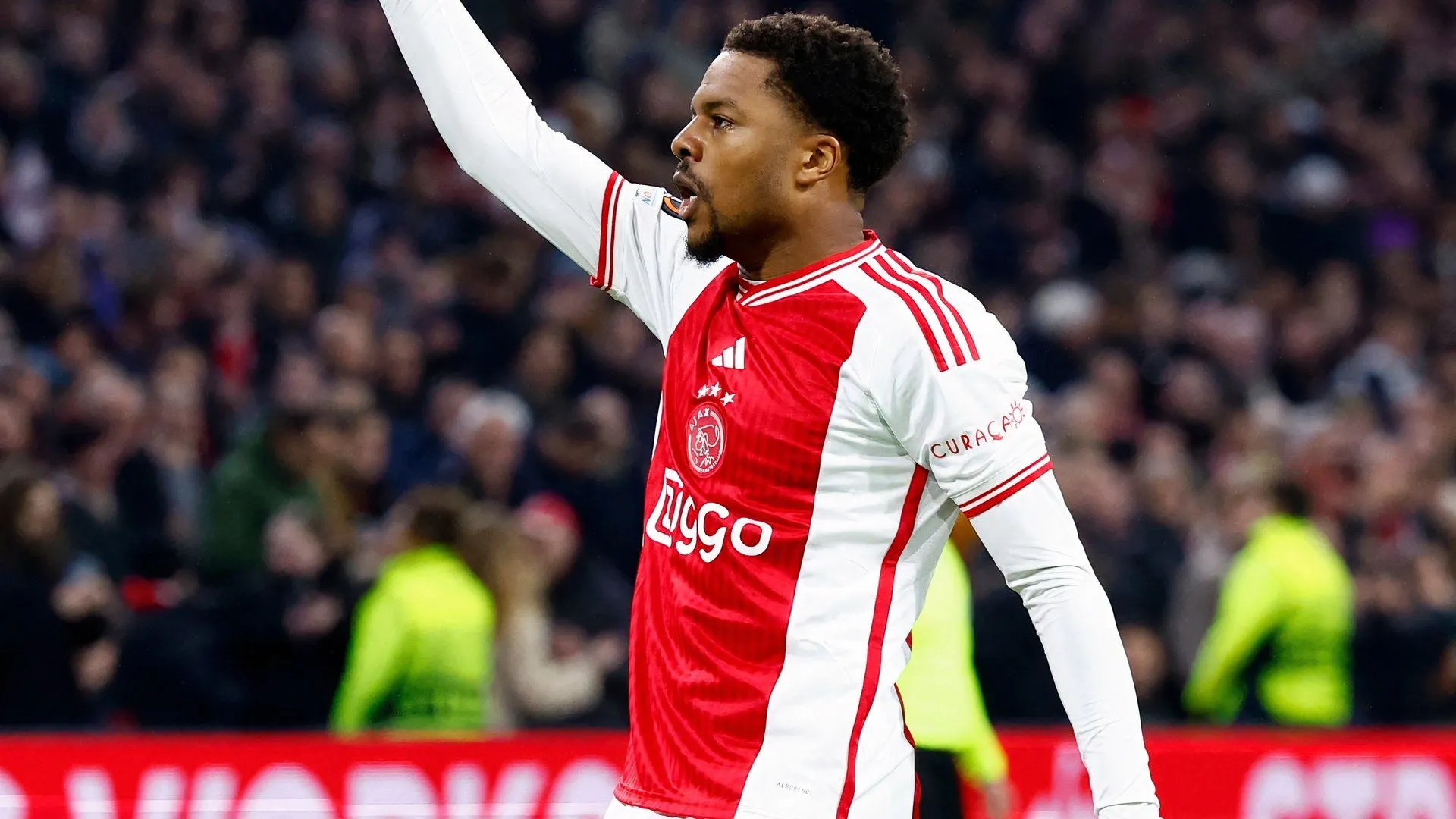 Tiền đạo Chuba Akpom của Ajax đang là tâm điểm chuyển nhượng giữa Birmingham và Ipswich