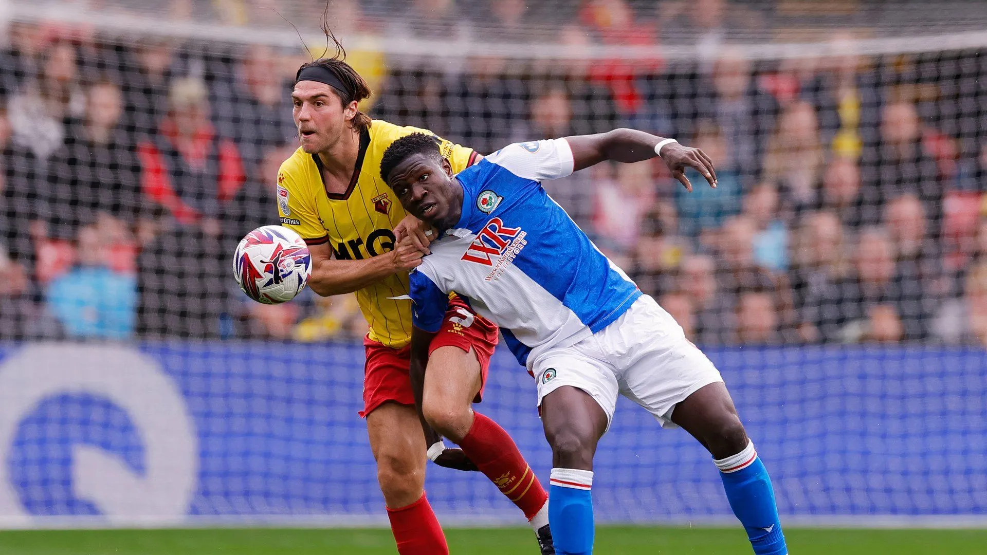 Tiền đạo Makhtar Gueye trong màu áo Blackburn Rovers tại giải Championship