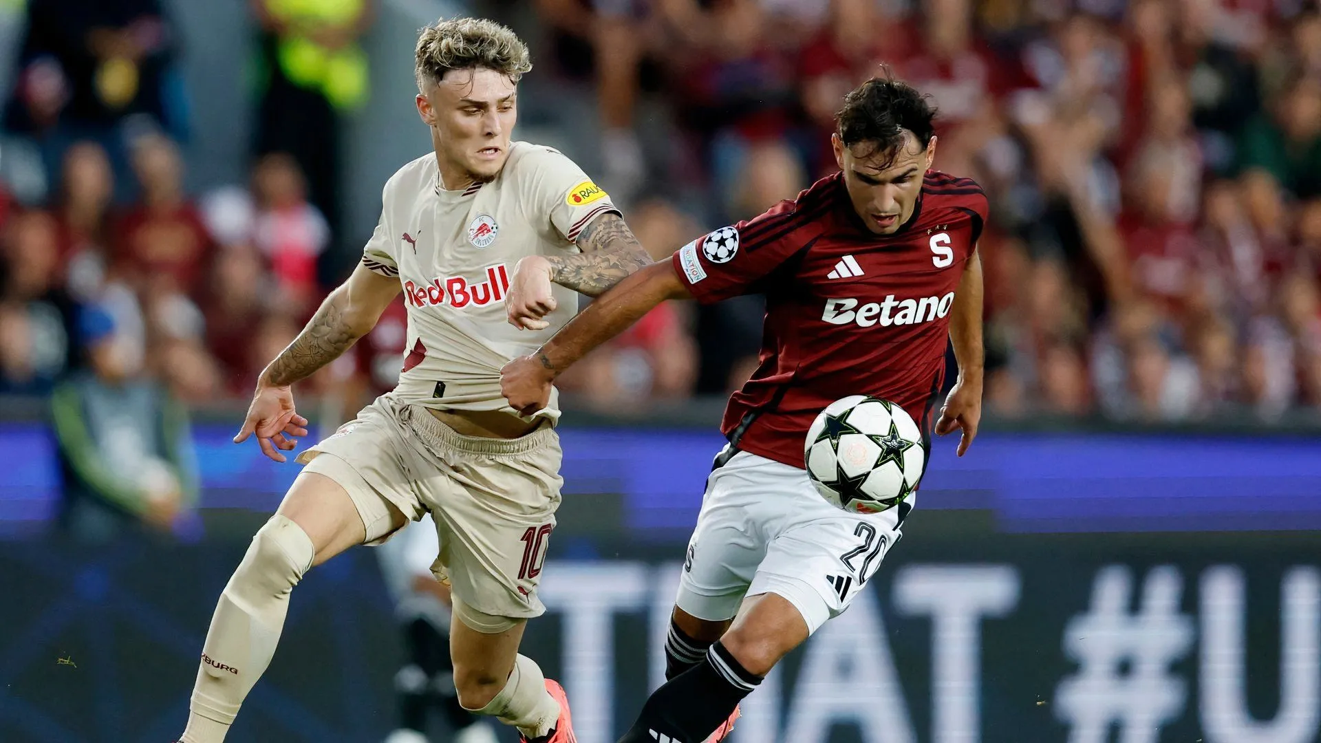 Tiền vệ Bobby Clark trong màu áo Red Bull Salzburg trước khi gia nhập Derby County