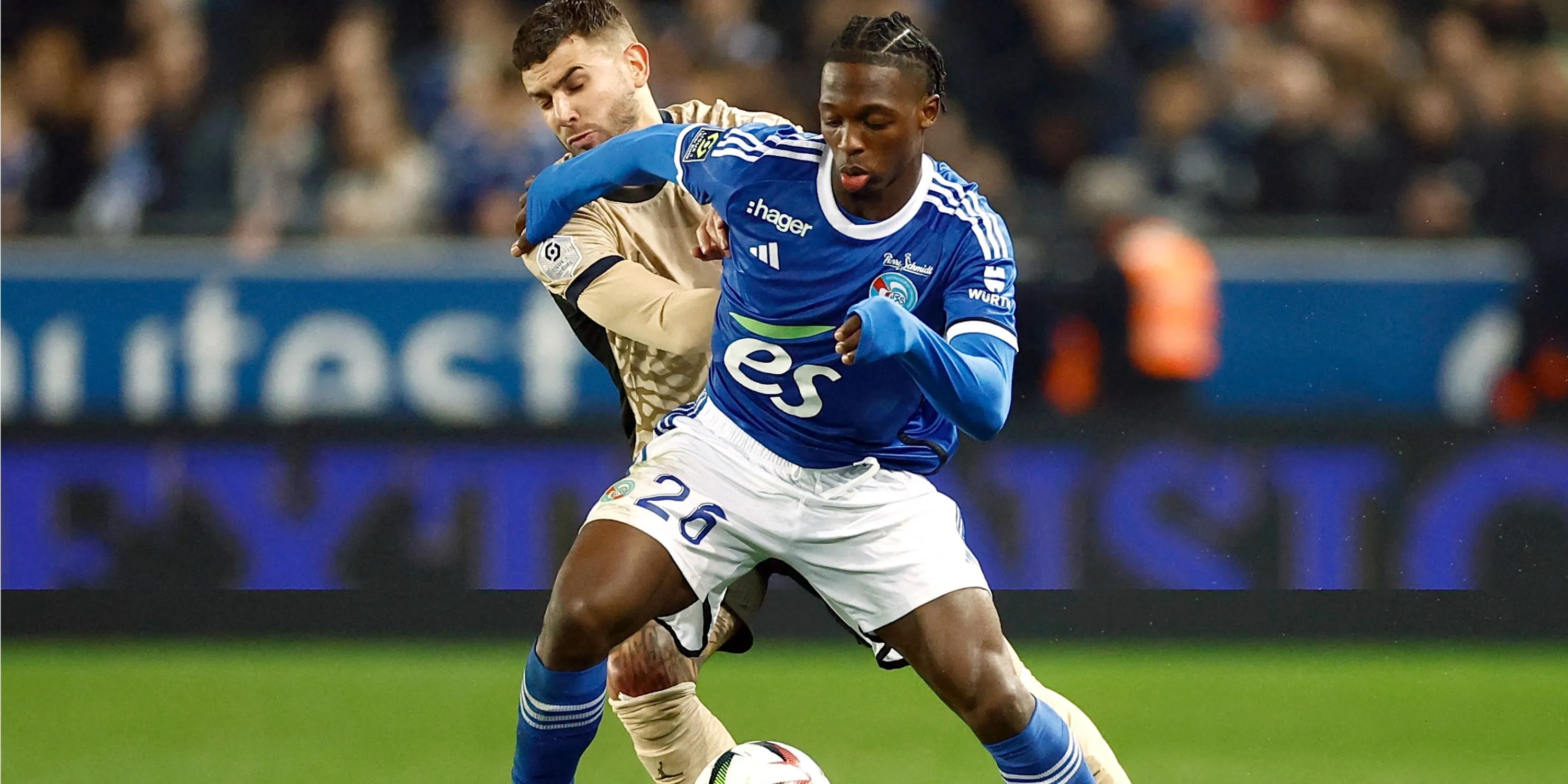 Tiền vệ cánh Dilane Bakwa trong màu áo Strasbourg, mục tiêu chuyển nhượng hàng đầu của Leeds United.