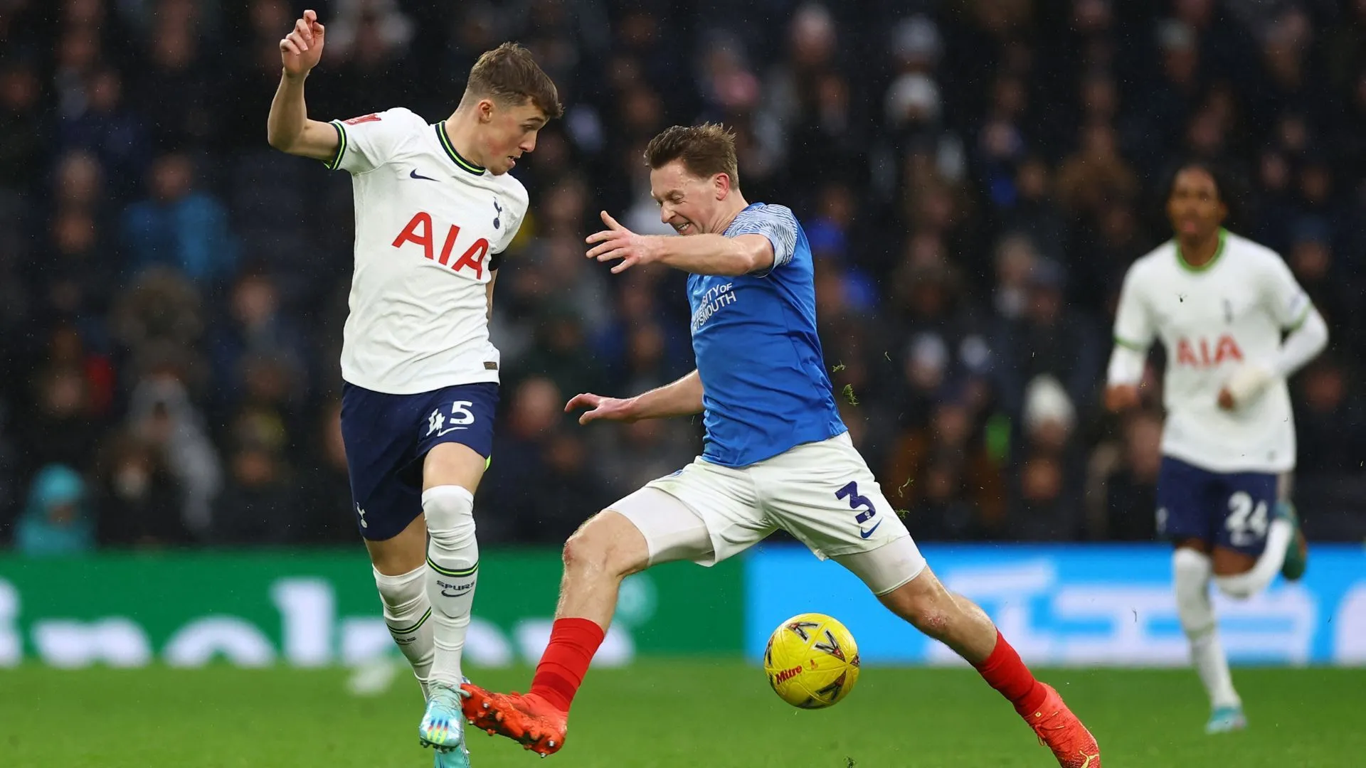 Tiền vệ trẻ Alfie Devine, người có thể mang lại sự đa năng và tiềm năng lớn cho Millwall.