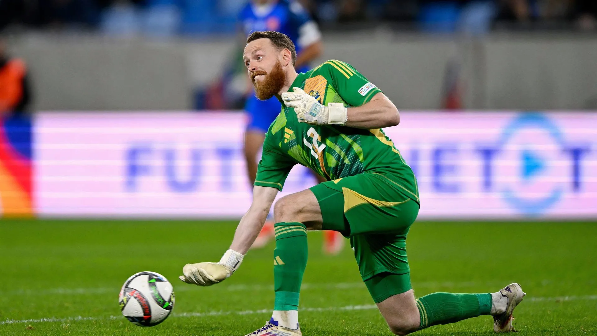 Viktor Johansson thực hiện pha cứu thua, thể hiện phong độ ấn tượng tại Championship, thu hút sự quan tâm từ Premier League.