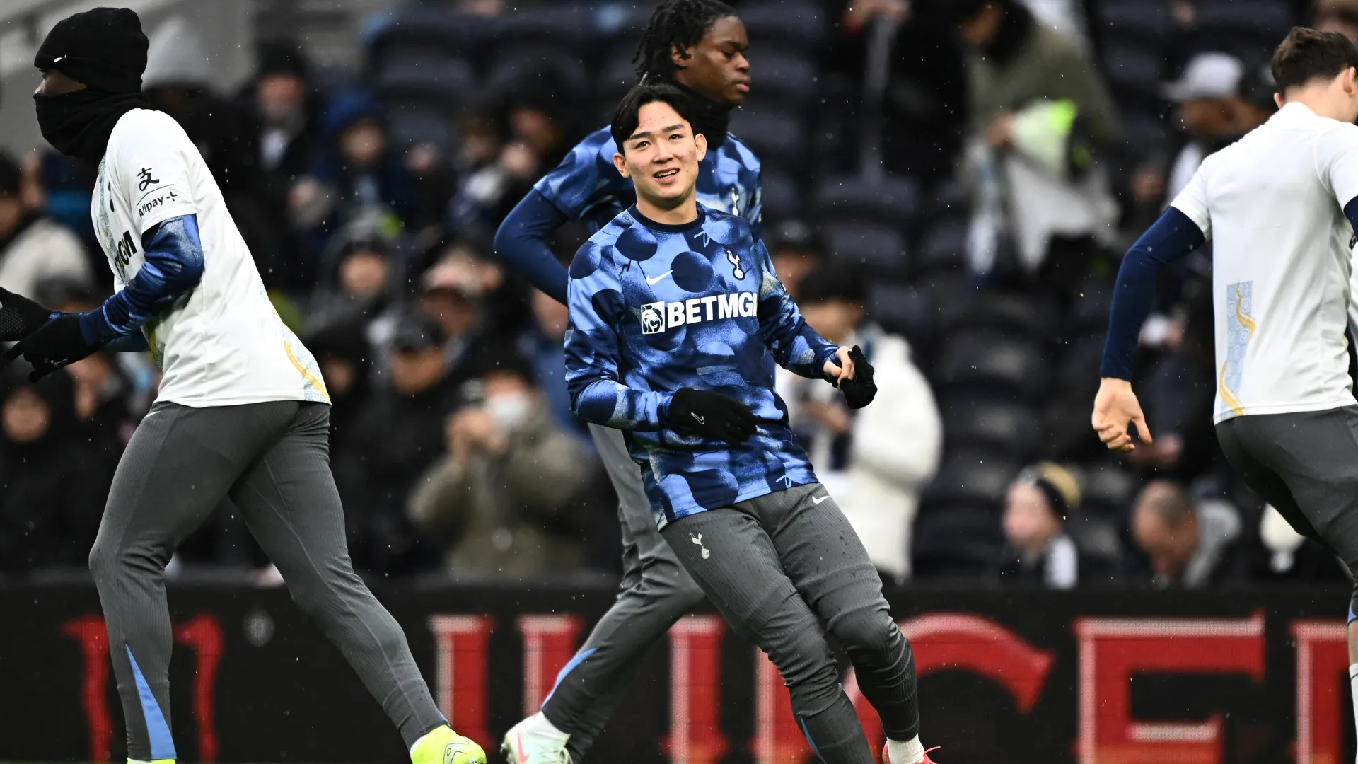 Yang Min-hyeok của QPR khởi động trước trận đấu