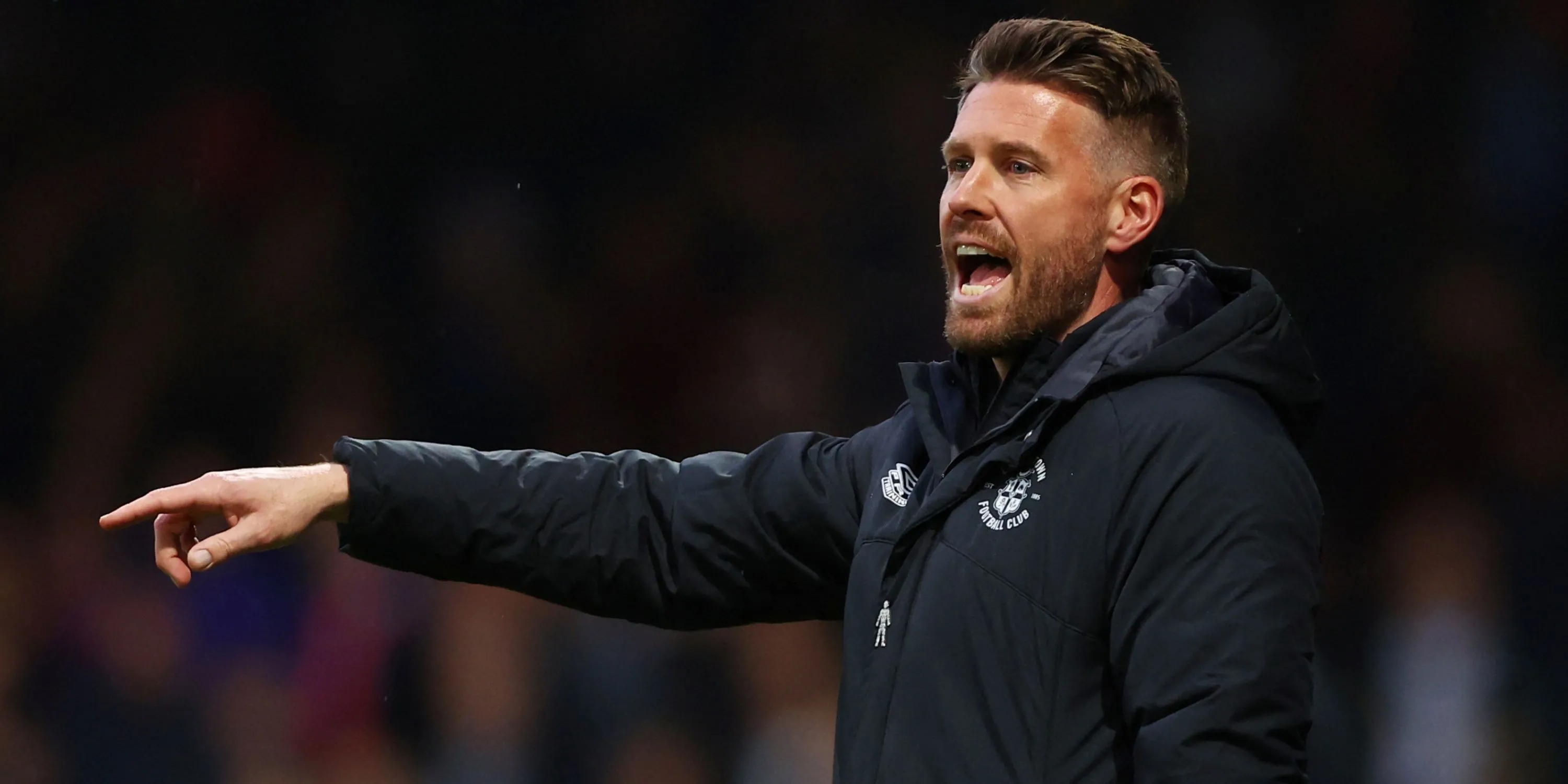 Rob Edwards hướng dẫn Luton Town tại sân Kenilworth Road, mùa giải 2023-24