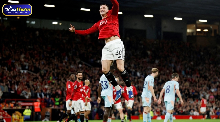 Biểu đồ nhiệt cho thấy sự áp đảo của các cầu thủ Brentford ở khu vực hành lang cánh trong trận thắng Man Utd.