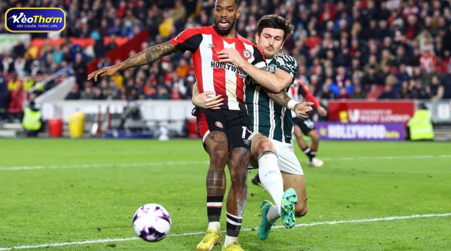 Khoảnh khắc Mathias Jensen ghi bàn ấn định tỷ số 3-1 cho Brentford vào lưới Man Utd.