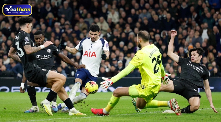 Tottenham vs Man City: Những màn rượt đuổi nghẹt thở đến phút cuối 2 Đồ họa so sánh lịch sử đối đầu cân tài cân sức giữa Tottenham và Manchester City qua các thời kỳ.