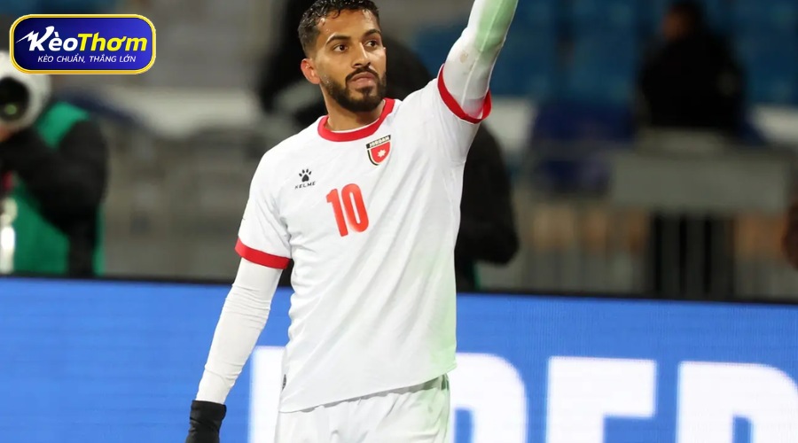 Sơ đồ chiến thuật dự kiến 3-4-3 của Jordan đối đầu với 4-3-3 tấn công của Algérie.