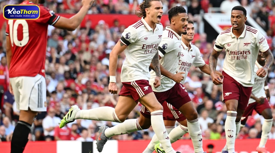 Thống kê Man Utd vs Arsenal: Pháo thủ đang áp đảo Quỷ đỏ? 4 Alejandro Garnacho bứt tốc vượt qua hàng thủ Arsenal trong một pha phản công mẫu mực của Quỷ đỏ.
