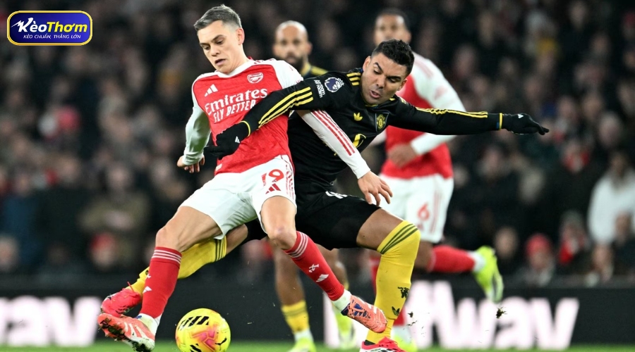 Thống kê Man Utd vs Arsenal: Pháo thủ đang áp đảo Quỷ đỏ? 5 Trọng tài rút thẻ vàng cảnh cáo cầu thủ hai đội sau một tình huống va chạm nảy lửa tại Old Trafford.