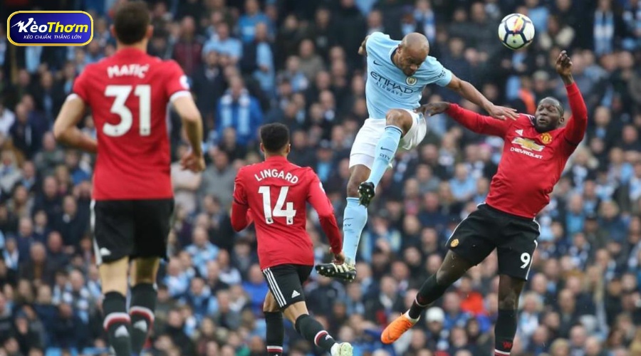 Bản đồ nhiệt so sánh khu vực hoạt động của Bryan Mbeumo và Erling Haaland trong trận Derby gần nhất.