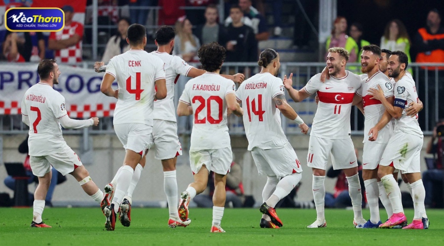 Đồ họa nhận định sức mạnh và tỷ lệ kèo trận đấu Thổ Nhĩ Kỳ vs Hoa Kỳ World Cup 2026.