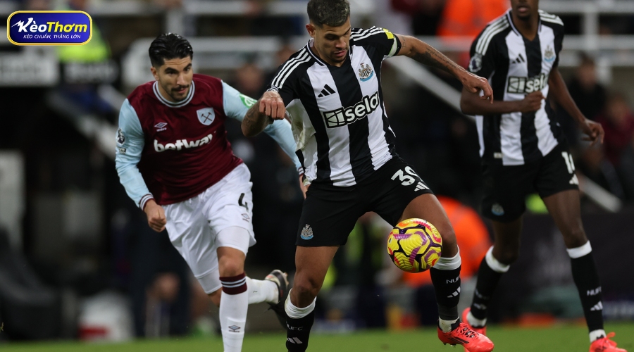 Đồ họa thống kê số lần phạm lỗi và thẻ phạt của hai đội trong 3 mùa giải Premier League gần nhất.